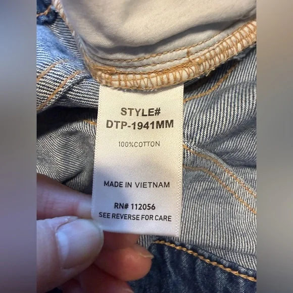 Zenana Women’s Distressed Thrashed High Rise Raw Hem Cut Off Ankle Jeans SZ 30 - Picture 6 of 10